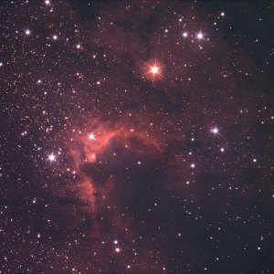 Sharpless 155 Cave Nebula 9x15min 800 ISO 600D CLS kalib. pro kanal.jpg