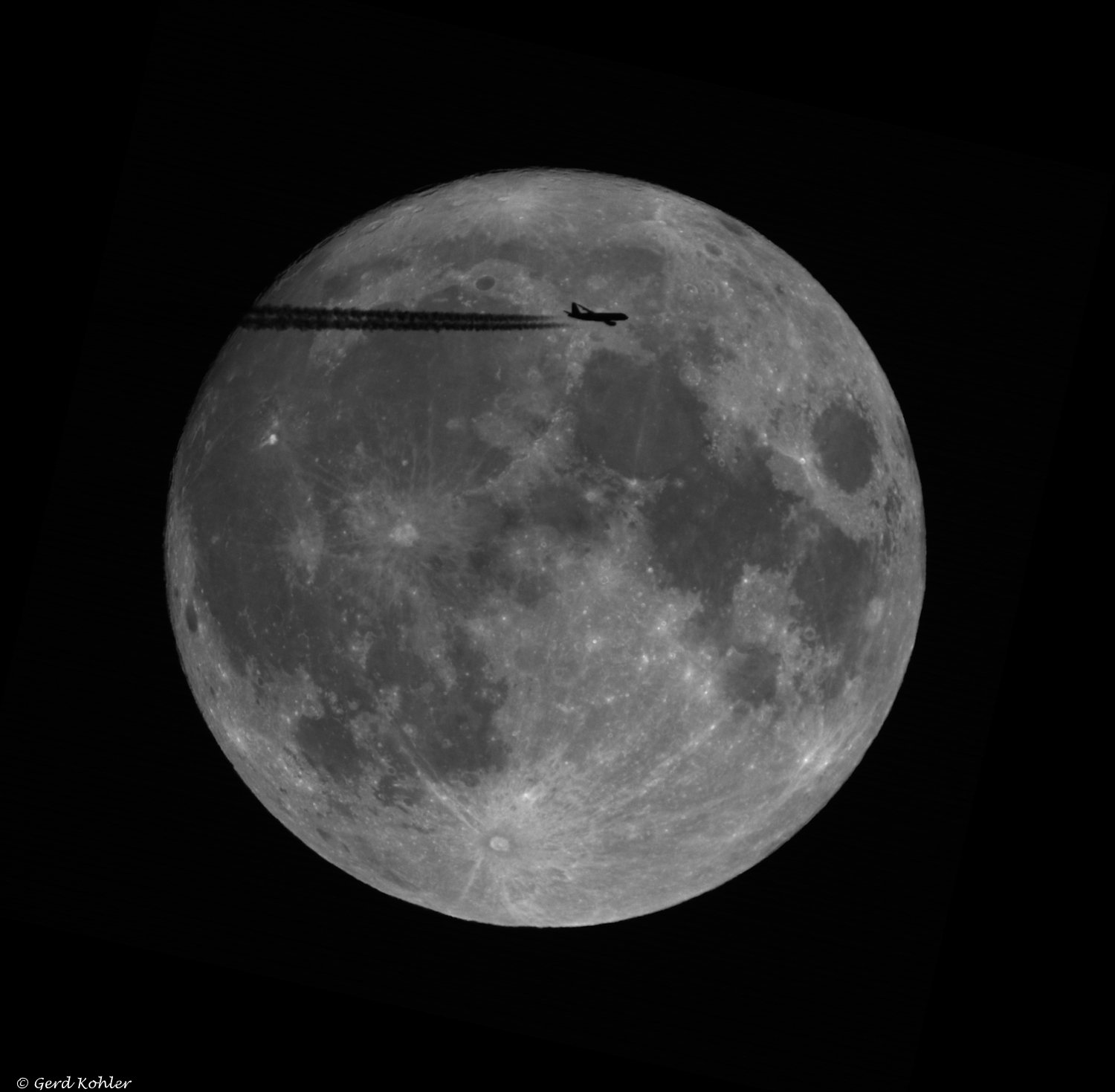 2026-05-30-Mond-Flugzeug.jpg