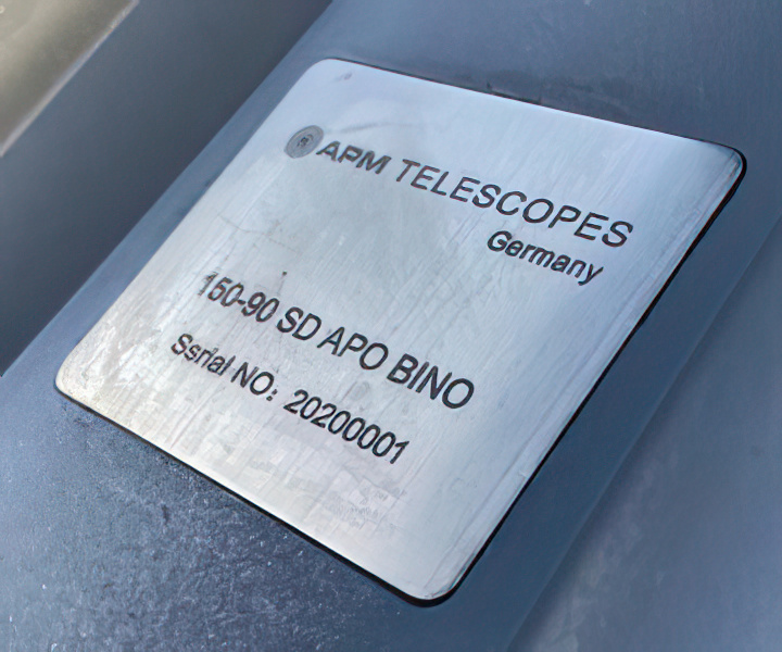 apm-sd150-bino90-fcd100-04-sd-apo-fernglas-150mm-90grad-typenschild.jpg