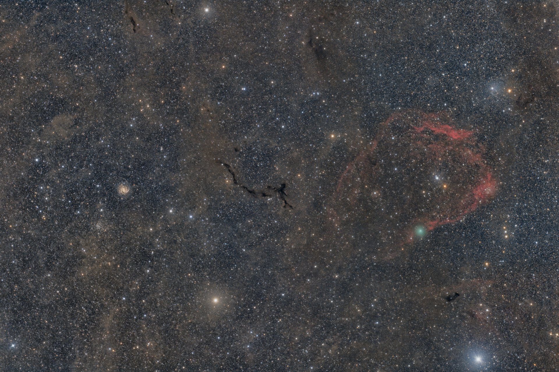 Barnard 150 / SH2-129 / Fireworks galaxy mit Komet C/2023 E1 Atlas ...