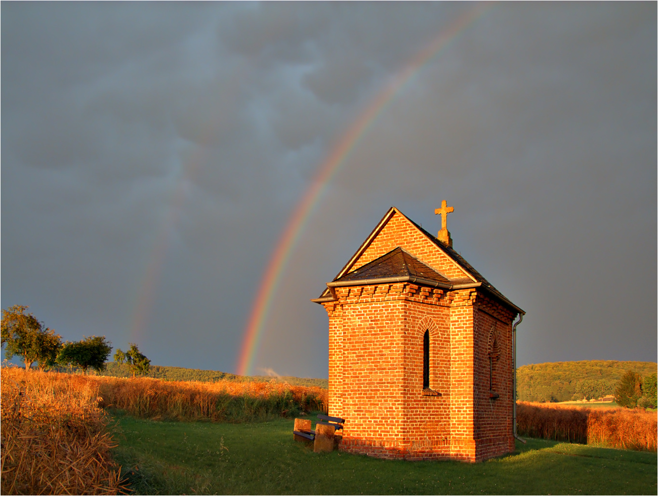 DSCF1659_NORMAL_B_REGENBOGEN_KAPELLE_SCHWABACHER_BERG_1300x980_KLEIN.jpg