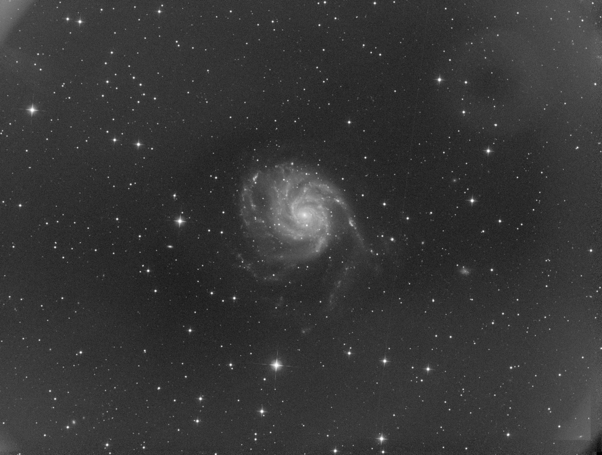 Dunat_masterLight_BIN_1_4656x3520_EXPOSURE_300_00s_FILTER_G_mono_integration_clone.jpg