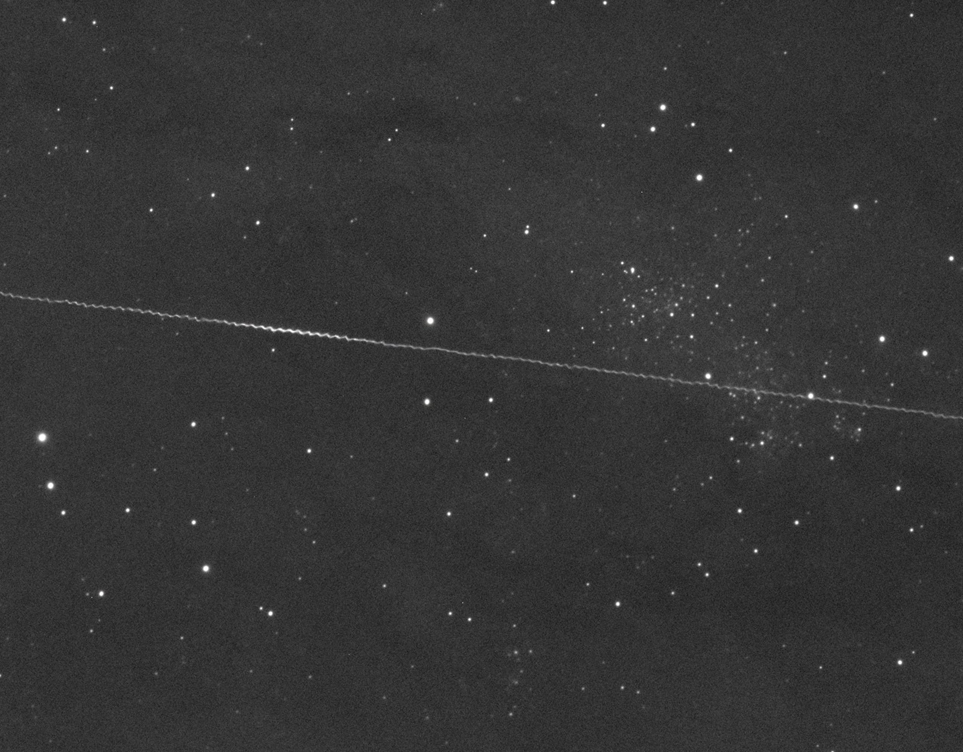 Fast spinning  Spacewrack Satelite NGC206 M31 Singel crop Frame 120s.jpg