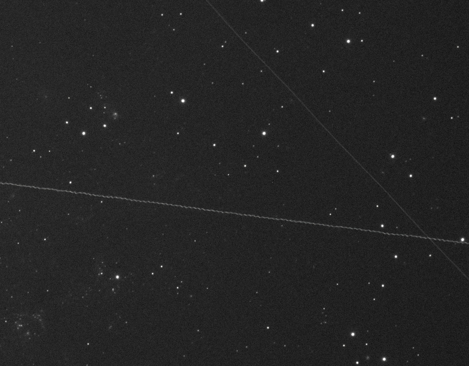 Fast spinning  Spacewrack Satelite NGC206 M31 Singel crop Frame 120s right side.jpg