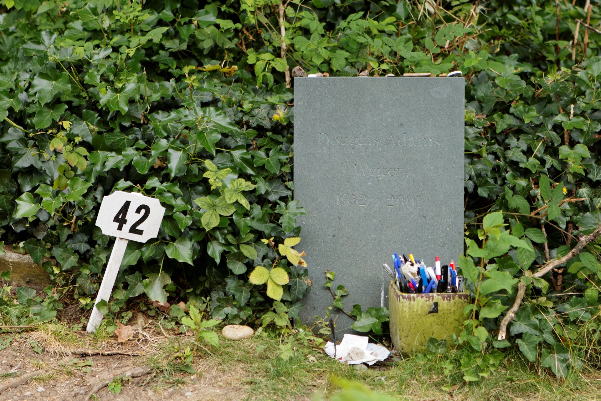 Highgate_Cemetery_-_East_-_Douglas_Adams_01.jpg