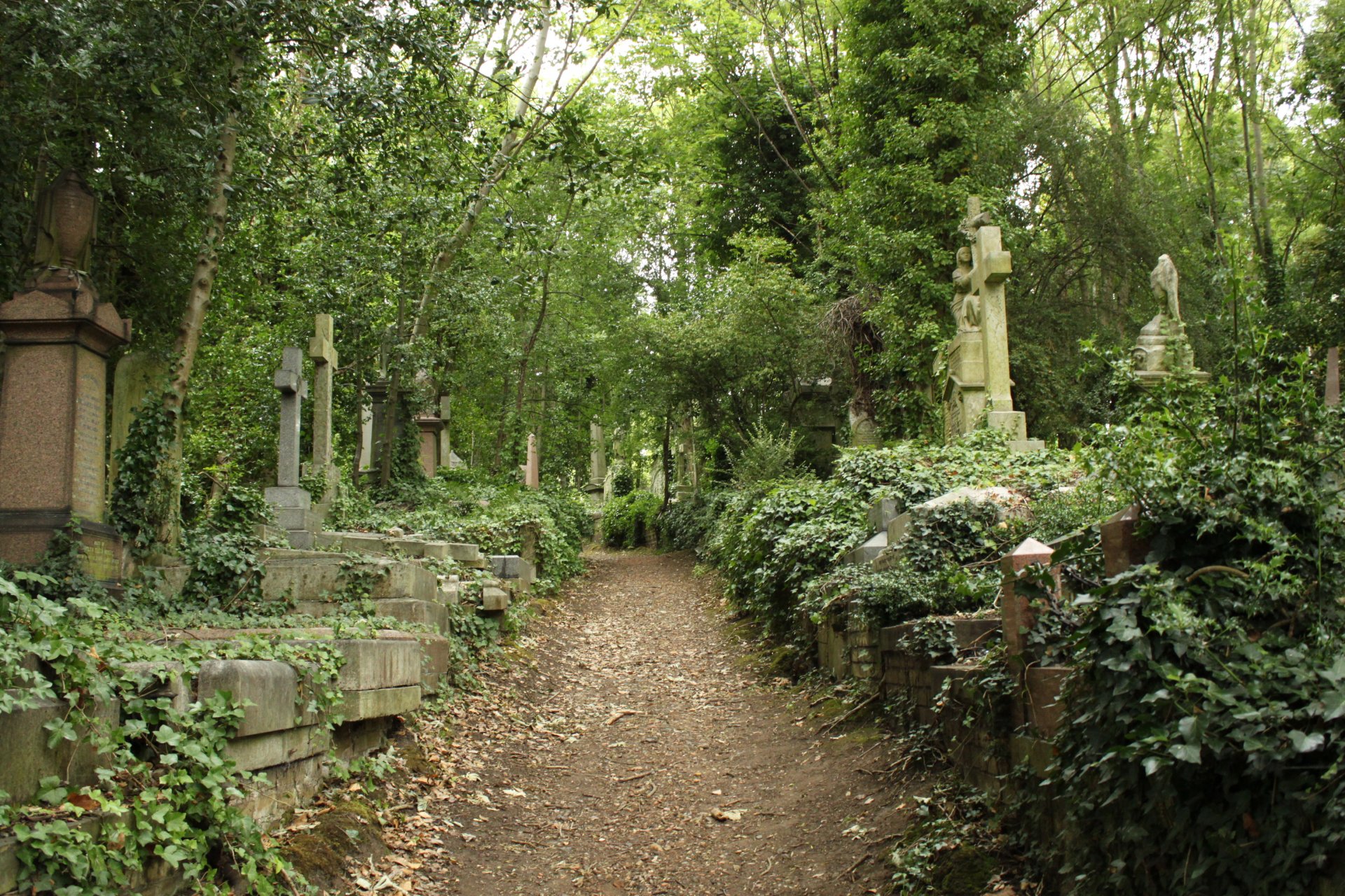 Highgate_Cemetery_East.JPG