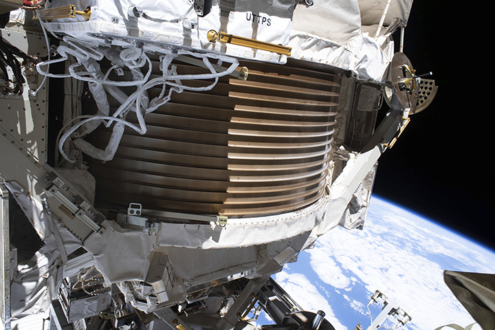 ISS_with_AMS.jpg