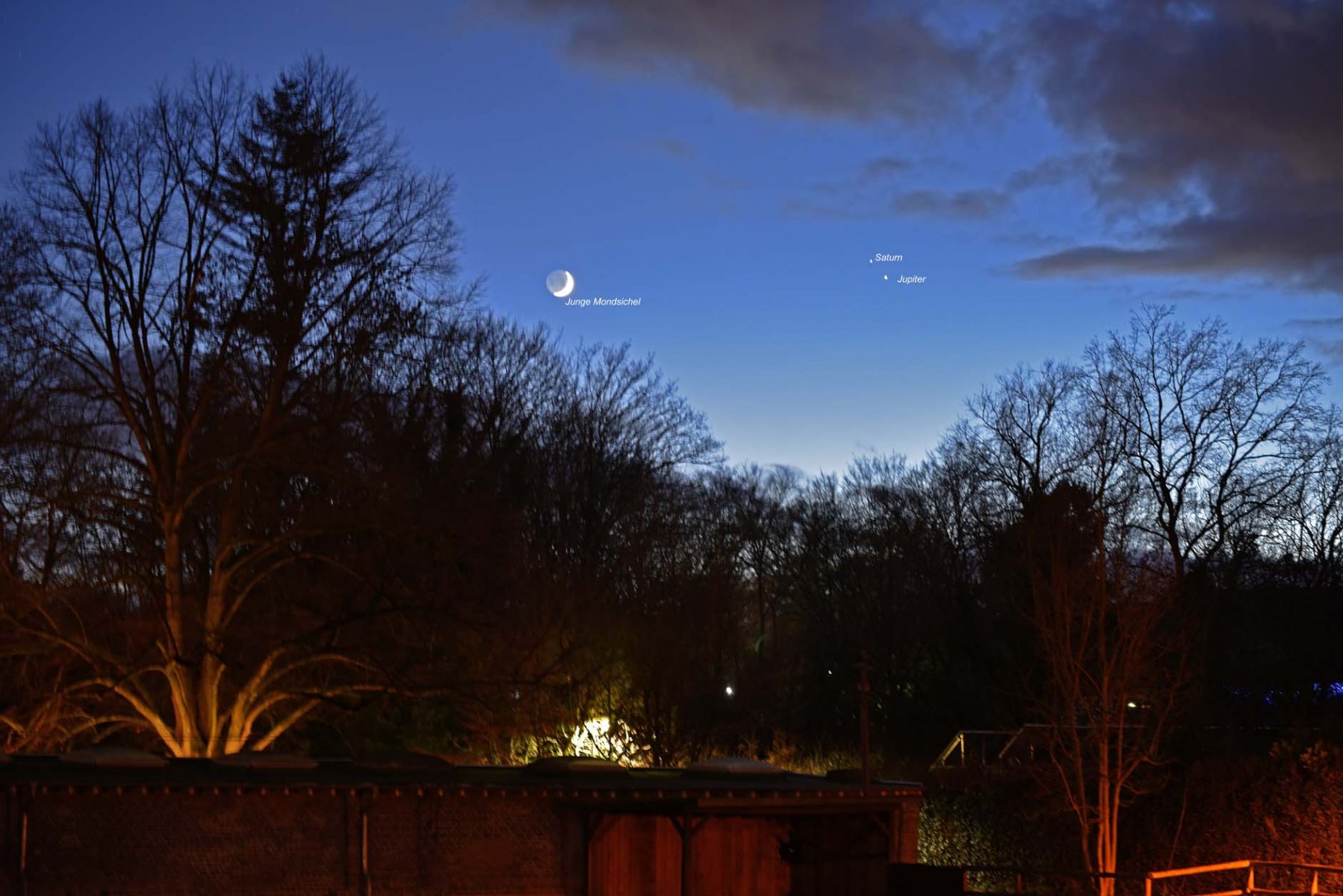 Junge Mondsichel mit Jupiter u. Saturn 17.12.2020.jpg
