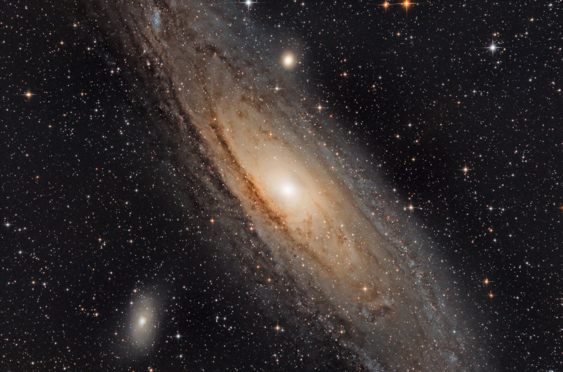 M31_Andromeda_35x300s_LPS_P2_RGB_integration_DBE_02_smal.jpg