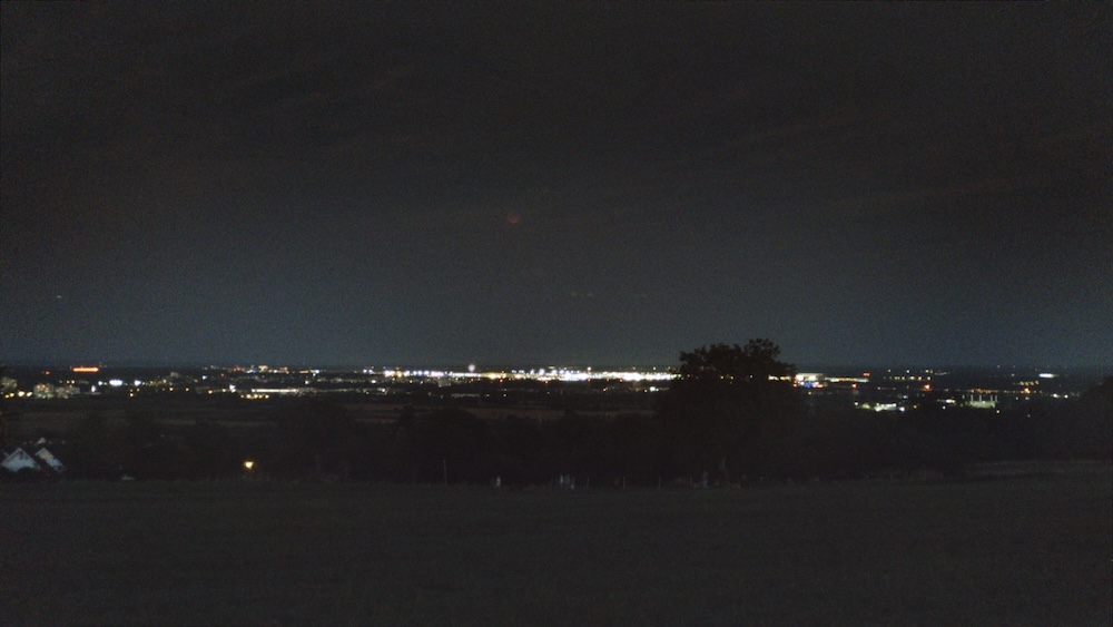 mond_ueber_airport.jpg