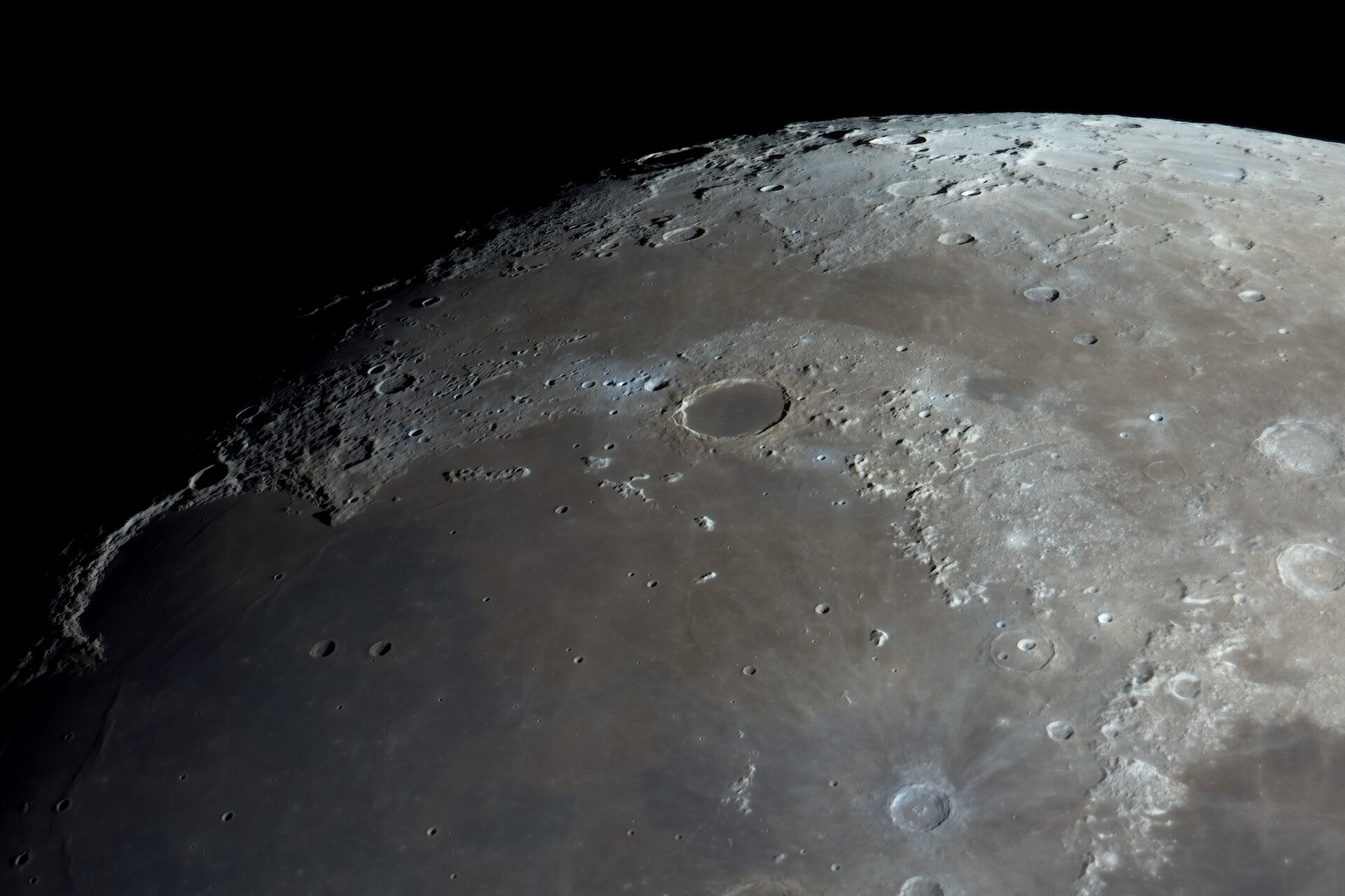 Mondausschnitt Mare Imbrium in Farbe.jpg