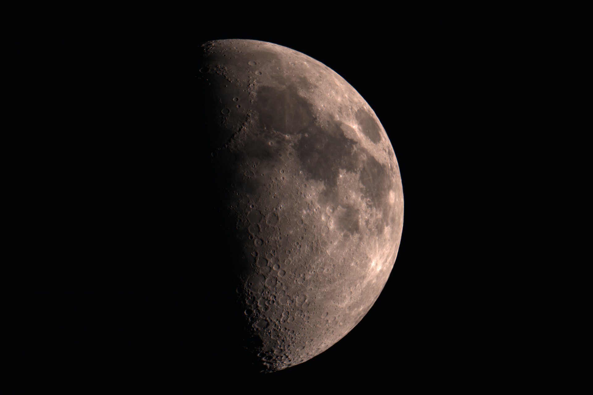Moon_202716_lapl6_ap2208.jpg