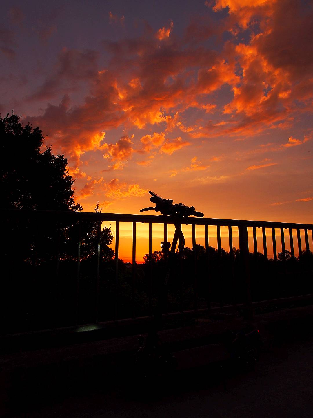 P6210545_weiherfeldbrücke_wizzi_fire_in_the_sky.jpg