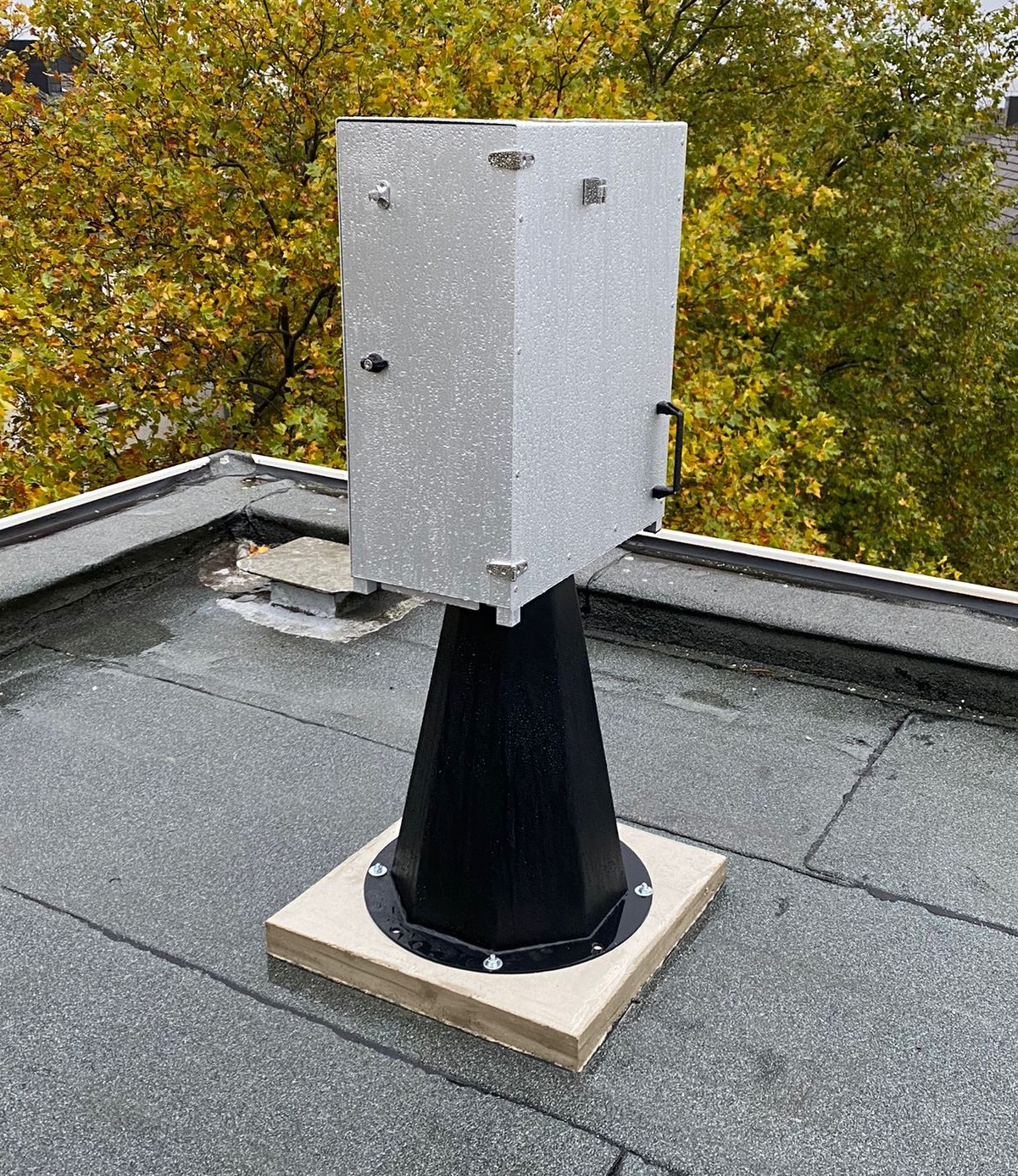 Säule mit Box.jpg