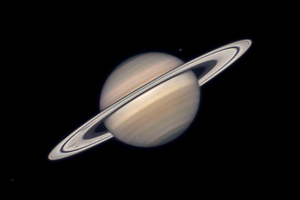 Saturn_20zDob-f16_ASI_462MM+MC_P.Maier_2026-10-06_0113-9CEST_35x40crop_96dpi.png