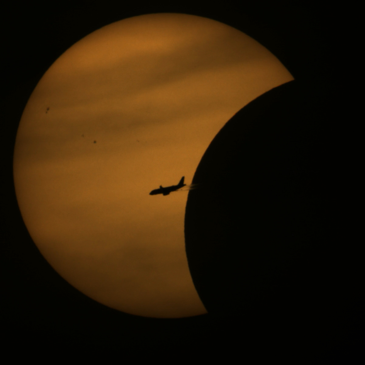 Sun_194340_jet.jpg