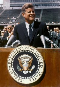 John_F._Kennedy_speaks_at_Rice_University.jpg
