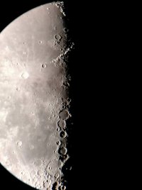 MOND_HANDY01_glatt.jpg