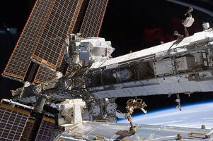 800px-STS-134_the_starboard.jpg