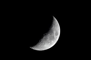 Mond_030425_gesch_geschn_red.JPG