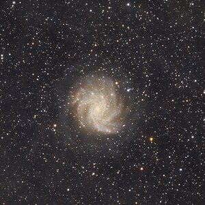 NGC 6946 (Feuerwerksgalaxie) und NGC 6939 (Geisterbuschhaufen)