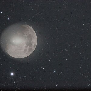 Comet_Holmes_and_the_moon_22_11_2007_600mm_focus_distance.jpg
