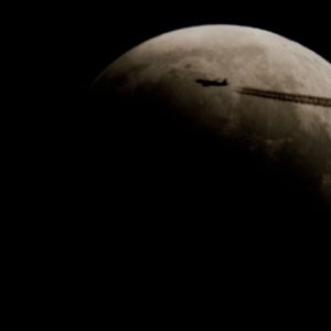 Mond mit Flugobjekt am 16.08.2008