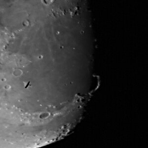 Goldener Henkel im Mondjura mit UFO