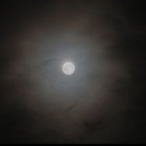 Vollmond in bunten Wolken