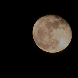 wieder mal der Mond...durch eine kurze Wolkenlücke