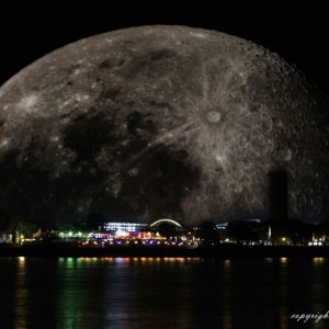 Mond über Köln