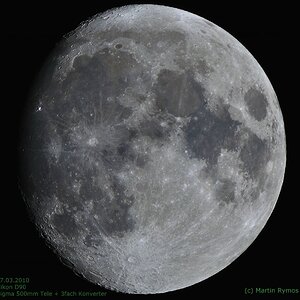 Fast-Vollmond mit Teleobjektiv
