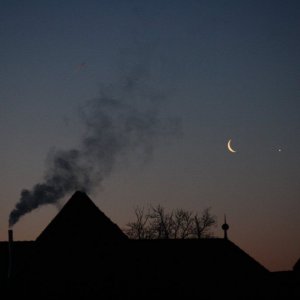 Mond & Venus über den Dächern