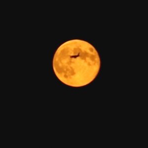 Flugzeug mit Mond