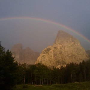 Regenbogen im Gebirge