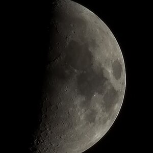 Der Mond mit Bridge-Kamera