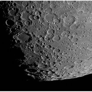 Die Kraterlandschaft im südlichen Teil des Mondes