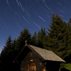 Strichspur bei Vollmond