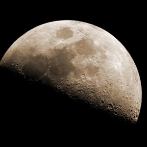 IMG_3141 Mond liegend nahe.jpg