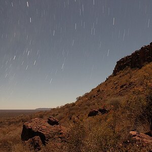 Waterbergmassiv (Namibia) im Mondlicht mit Sternen