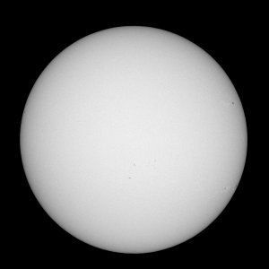 Sonne mit vielen unscheinbaren Flecken