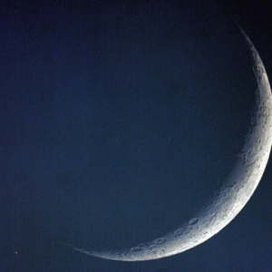 Mondsichel begegnet Aldebaran im Sternbild Stier Bild 1 verkleinert.png