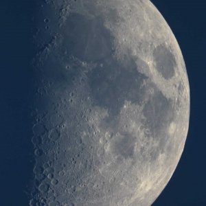 Der Mond - sonst nichts