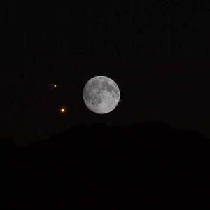 Venus und Jupiter im Vergleich zum Mond