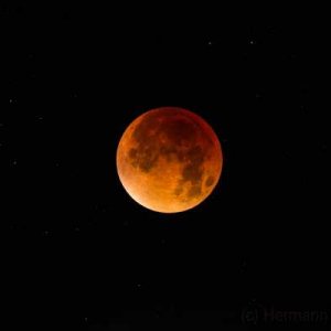 Roter Mond vor Hintergrundsternen