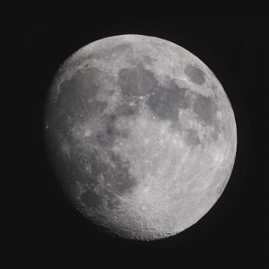 Der Mond in einer Wolkenlücke