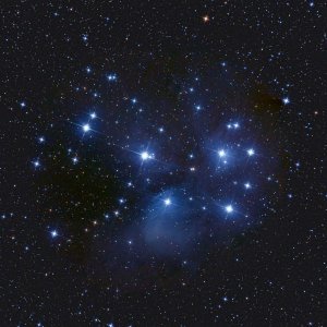 M45_2h08min_je-90sec-Frames_Nikon-D5100_6z-420mm_DSS_FW-Gl-Schaerf_PL-cut-Hist-Saett_1600_05Okt2016.jpg