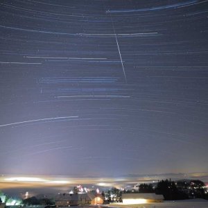 Feuerwerke von unten eine Sterschnuppe von oben