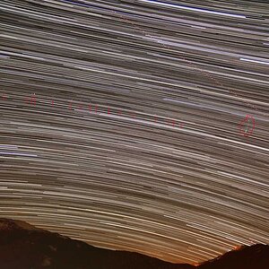 GroßerHundBecherRabeKatschbergStartrails_MitMarkierungen_2.jpg
