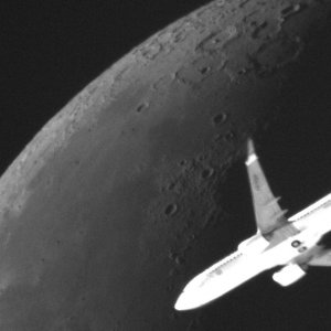 Flugzeug zum Mond